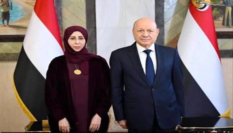 من صيدلانية إلى الخارجية.. صحفي يفتح النار على تعيين الزوبة ويكشف دور واشنطن ورسائل حادة للعليمي