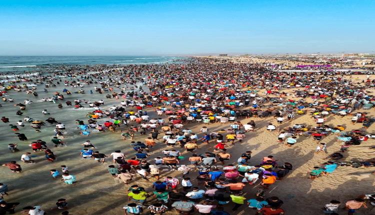 إطلاق نار وفوضى في قلب موسم البلدة.. إصابات بين مدنيين وأفراد شرطة المكلا