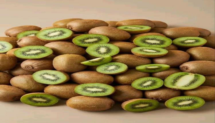 فوائد صحية لقشور الكيوي قد تفاجئك.. لن ترميها بعد اليوم 