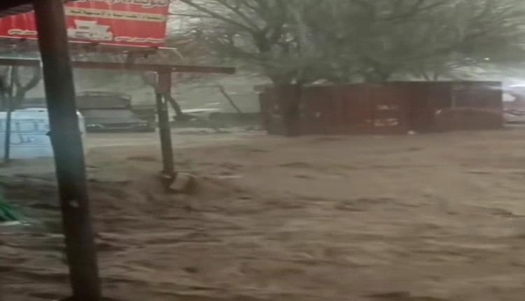 سيول غير مسبوقة تبتلع المحال والمركبات في ضباب تعز