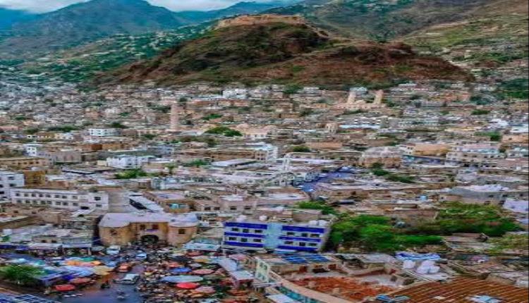 سلال قطر الخيرية تُشعل غضب الموظفين مجدداً في تعز.. ومطالبات بآلية توزيع علنية وشفافة