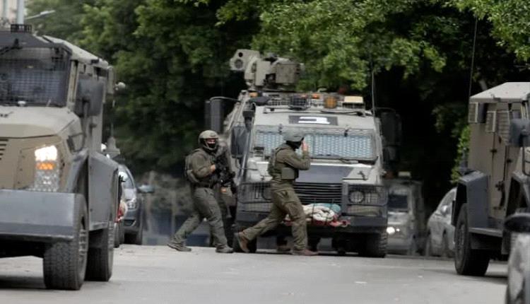 قوات الإحتلال الإسرائيلي تعتقل 4 فلسطينيين بتهمة سرقة سلاح جندي