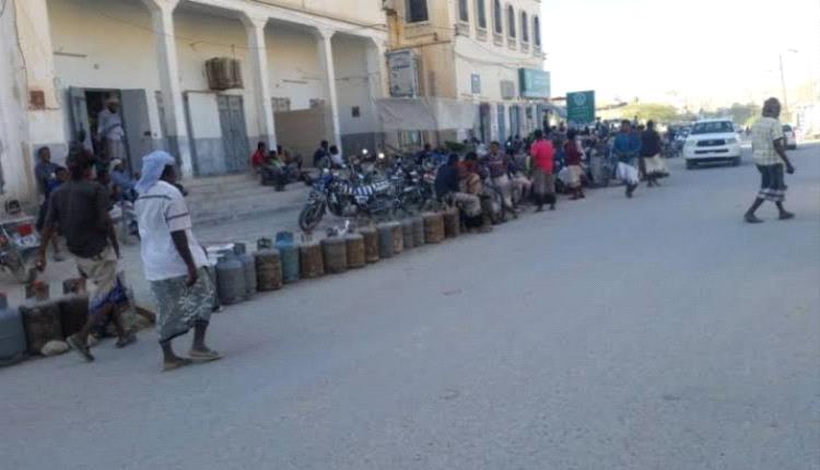 طوابير لا تنتهي وأسطوانة الغاز حلم مؤجل.. أزمة خانقة تشل حياة سكان عدن
