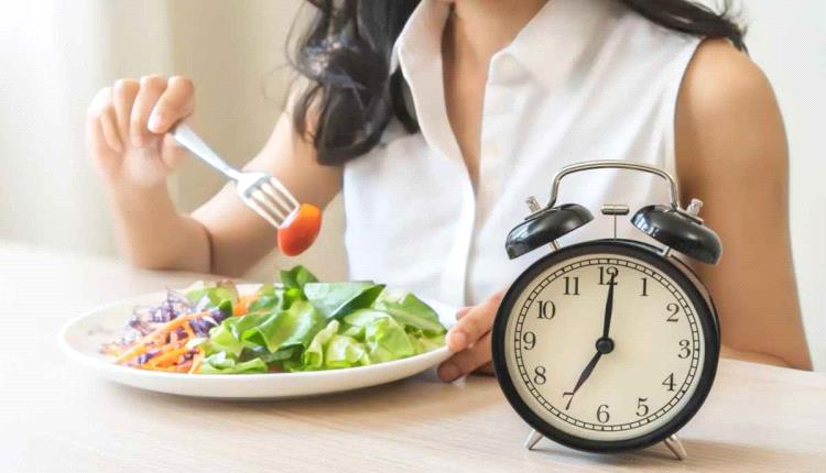 تناول الطعام في أوقات محددة قد يحافظ على صحة الدماغ مع التقدم في العمر