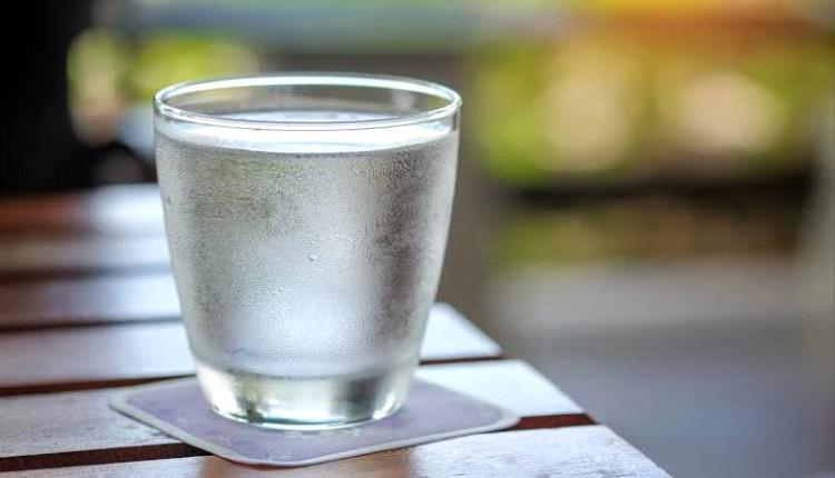خبراء: شرب الماء بهذه الكمية يحميك من حصوات الكلى 