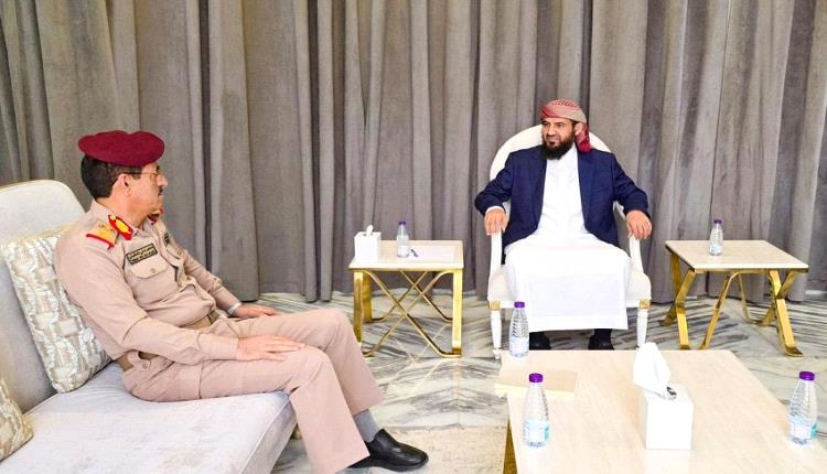 ابو زرعة يشدد على رفع أعلى درجات الاستعداد القتالي والجاهزية العملياتية في لقاءه وزير الدفاع