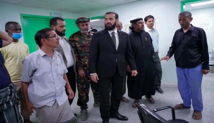 محافظ أبين يطيح بمدير مستشفى الرازي ويحيله للتحقيق عقب زيارة مفاجئة كشفت الإهمال
