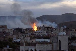 بعد الضربات الموجعة.. الحوثي يحظر تصوير مواقع القصف ويهدد بملاحقة المواطنين