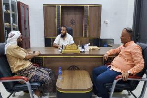 مدير عام التواهي يبحث مع مدير عام الواجبات الزكوية بعدن تعزيز التنسيق وتطوير آليات العمل المشترك