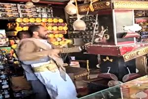 انهيار تاجر في صنعاء يحطم متجره غضبًا بعد تضييق الحوثيين وتفاقم الأعباء المالية