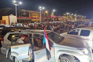 انسحاب الحشود القبلية من ساحة العروض بعد ضمانات ببقاء سجناء قضايا الإرهاب 