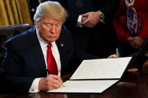 ترامب يمدد تصاريح العمل لمئات الآلاف من المهاجرين بينهم يمنيين