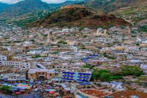 سلال قطر الخيرية تُشعل غضب الموظفين مجدداً في تعز.. ومطالبات بآلية توزيع علنية وشفافة