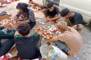 سلطات عدن تتلف كميات كبيرة من مواد منتهية الصلاحية