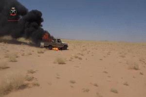القبائل تنصب كمين لطقم حوثي في الجوف وتغنم أسلحة صرعى الجماعة