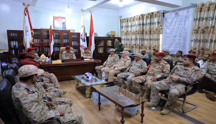 لجنة وزارة الدفاع تباشر مهام الاستلام والتسليم في محور تعز لقيادة المنطقة الجديدة 