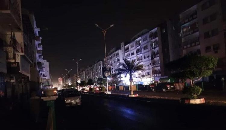 عدن تغلي جراء استمرار أزمة الكهرباء.. ودعوات نسائية للتظاهر 