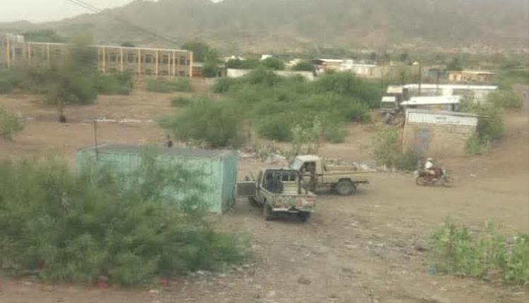 الجبولي المطلوب للعدالة بجرائم إعدامات يظهر برفقة لجنة وزارة الدفاع بتعز ويثير تساؤلات حول هيبة الدولة