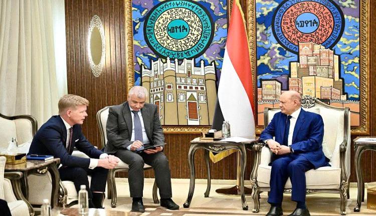 العليمي للمبعوث الأممي: هذا القرار هو الحل الوحيد باليمن والحوثي يرهن البلاد لخدمة مشروع طهران 