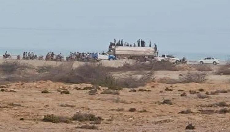 احتجاجات المهرة.. أهالي قشن يقطعون الطريق على ناقلات الديزل ويجبرونها على تغيير وجهتها