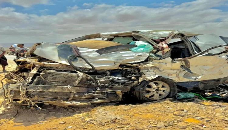 صور.. 7 قتلى ومصاب بحالة حرجة باصطدام عنيف بين فوكسي وشاحنة إسمنت في حضرموت