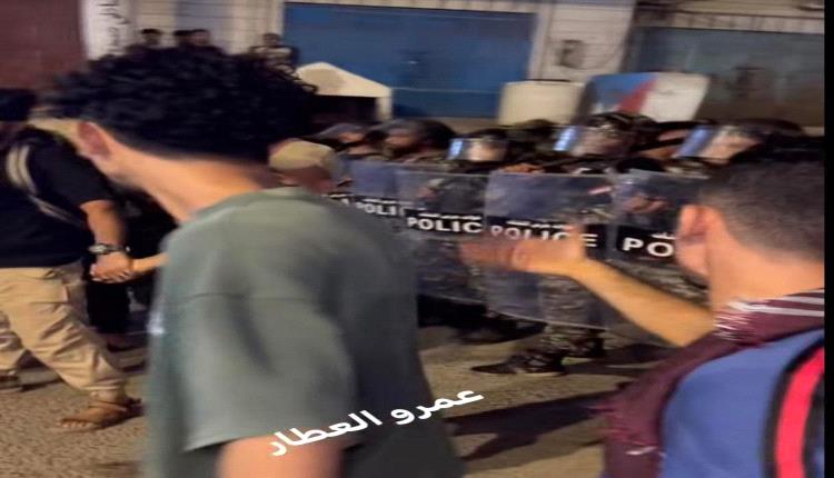 الغضب يطرق أبواب معاشيق.. احتجاجات حاشدة تجتاح عدن وتطالب بإنهاء أزمة الكهرباء ومحاسبة الحكومة 