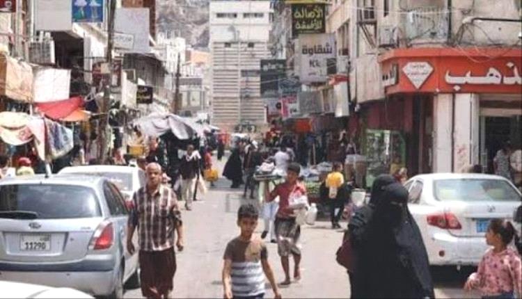 رغم تحسن الصرف.. أسعار السلع في عدن ترفض التراجع ومواطنون يتهمون التجار باستغلال الأزمة 