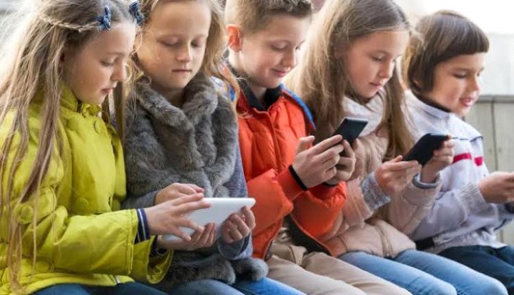 الحكومة البريطانية تحظر وسائل التواصل الاجتماعي لمن هم دون 16 عامًا 