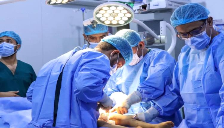 فريق طبي يجري عملية معقدة لإرجاع خلع ولادي لطفل بالمخا