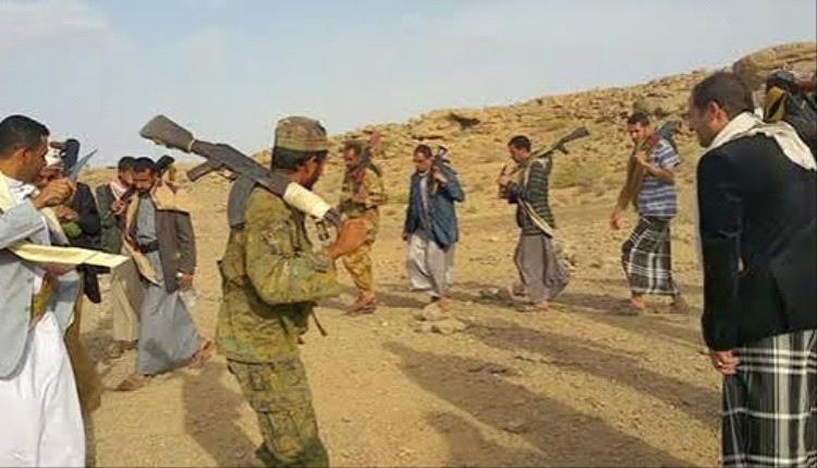 انهيار الجماعة.. فرار جماعي لعناصر الحوثي من الجبهات بعد إيقاف صرف التغذية والقات
