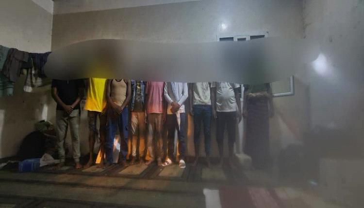 بعد مصرع وإصابة عشرات الأجانب.. أمن المهرة يفكك خيوط شبكة لتهريب المهاجرين على الحدود مع عُمان