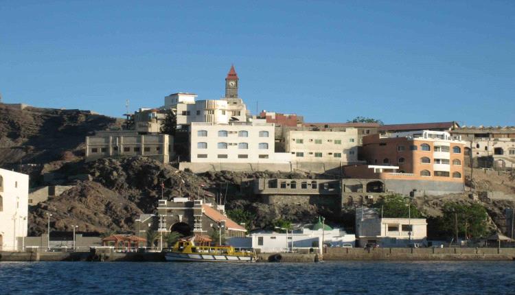 حيدان يمنح رتبة عميد ركن لشخص خارج السلك.. كواليس فرض قائد مزيف على رأس خفر السواحل بعدن