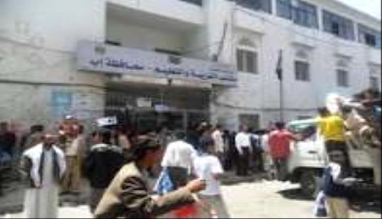قرار حوثي يقلب تربية إب رأساً على عقب.. إعادة مئات المخضرمين للفصول الدراسية تحت تهديد الفصل 