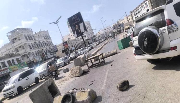 غضب شعبي يشل حركة النقل في المكلا.. محتجون يحتجزون الشاحنات وقواطر الغاز لليوم الثاني