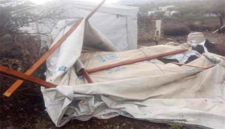 أضرار في مخيم النازحين غرب تعز جراء الأمطار الغزيرة
