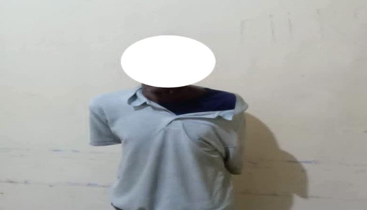 الأجهزة الأمنية بالمهرة تضبط شخصاً من جنسية عربية بحوزته مادة الحشيش الراتنج