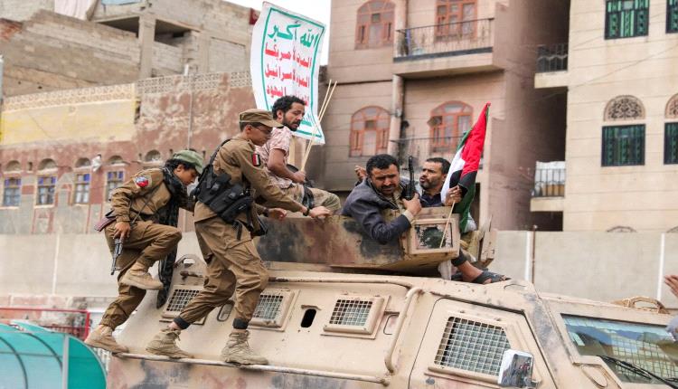 صحيفة تكشف ارتباك داخل الحوثيين.. فرار جماعي لمقاتلين وضباط وتصاعد الغضب يهدد بقاء الجماعة