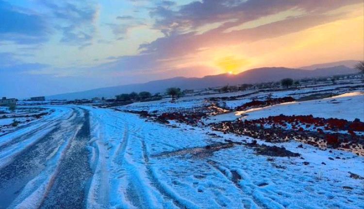 صور ليست من أوروبا بل اليمن.. عاصفة بَرَد تقلب صيف عمران إلى شتاء ثلجي يكسو الجبال والسهول 