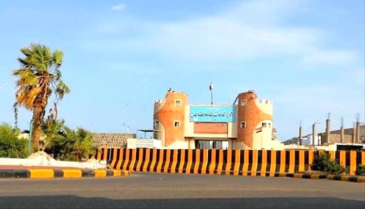 ضبطوه بوضع مخل بالآداب.. شقيق المتهم يستعين بمسلحين وأمن عدن يكشف تفاصيل ليلة الملاحقة