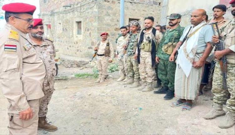 فضيحة رواتب محور تعز.. قيادات محسوبة على الإخوان تهاجم الجنود وتغطي على فساد الكشوفات الوهمية