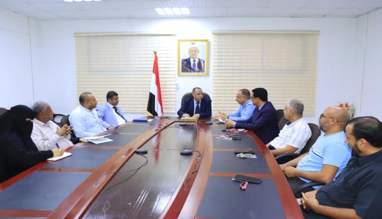 مخزون القمح في مناطق الشرعية.. أكثر من ثلاثة أشهر أم أقل؟.. وزير الصناعة يراقب