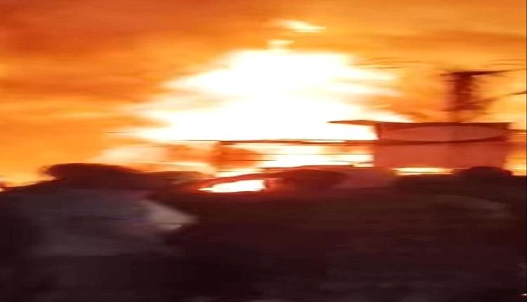 حريق مفاجئ يلتهم محلاً لبيع مستلزمات الحلاقة بعدن