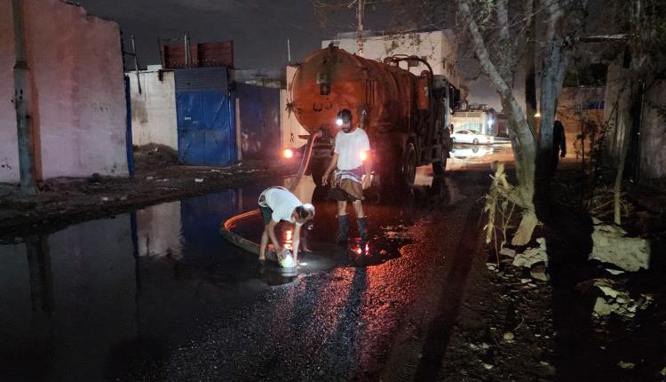 مؤسسة مياه عدن: نعمل بوتيرة عالية لمعالجة طفح مياه الصرف الصحي في الشيخ عثمان والمنصورة