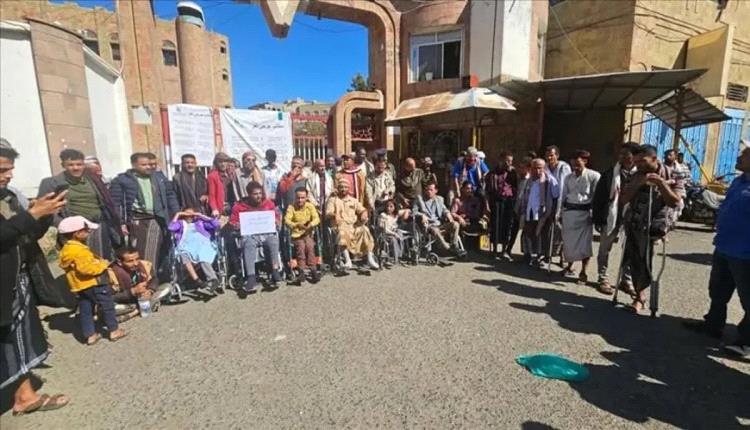 الجرحى ينتفضون في تعز للمطالبة بمرتباتهم المتأخرة 