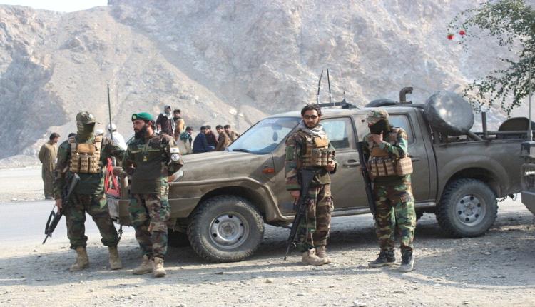 أستمرار الإشتباكات بين باكستان وأفغانستان.. ونزوح 100 أكثر من ألف شخص