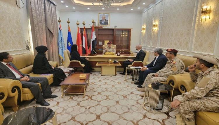وزير الدفاع يكشف لرئيسة اللجنة الدولية للصليب الأحمر باليمن ما يتعرض له الأسرى في سجون الحوثي