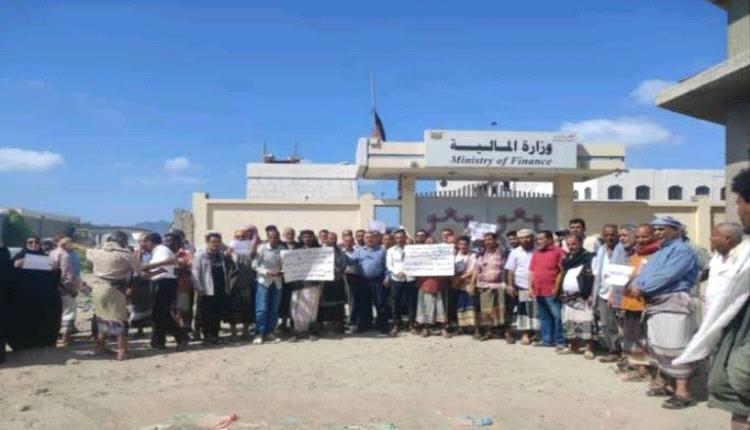 وزير الخدمة المدنية يوجّه بإنجاز كشوفات مرتبات الموظفين النازحين للعام 2025 