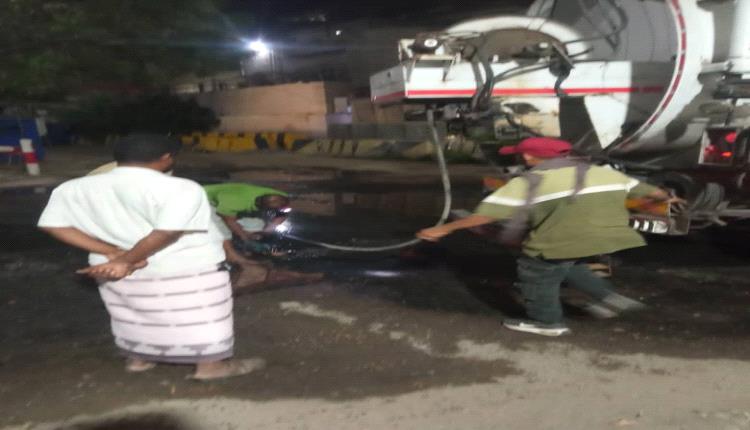 مؤسسة مياه عدن تطالب المنظمات في حي السفارات بخور مكسر بإزالة الكتل الإسمنتية والمكاتب المتنقلة