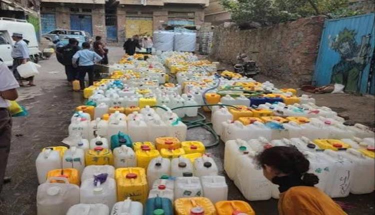 مؤسسة مياه تعز تخصص خطوط مياه للتجار وسط معاناة المواطنين