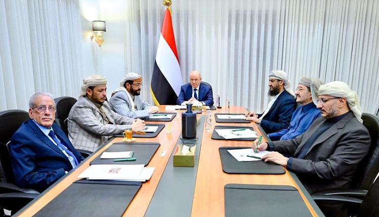 مجلس القيادة الرئاسي يشدد على رفع الجاهزية العسكرية ويؤكد دعمه الكامل للبرنامج الحكومي